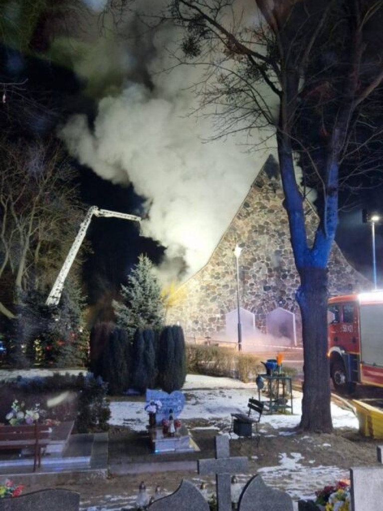 Spłonęła kaplica na wołowskim cmentarzu [ZDJĘCIA] 