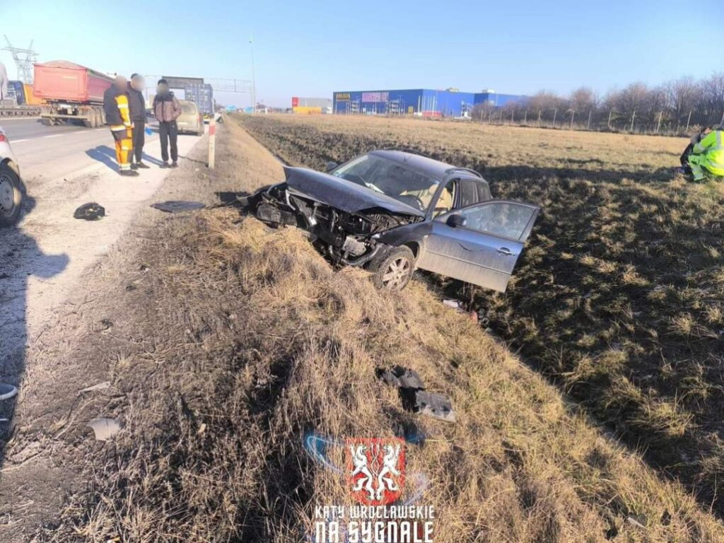 Kolizja i auto w rowie na A4