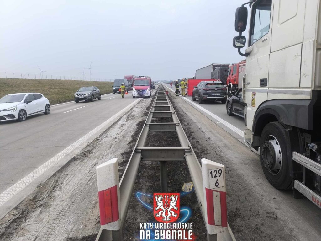 Zablokowana A4: bus uderzył w ciężarówkę
