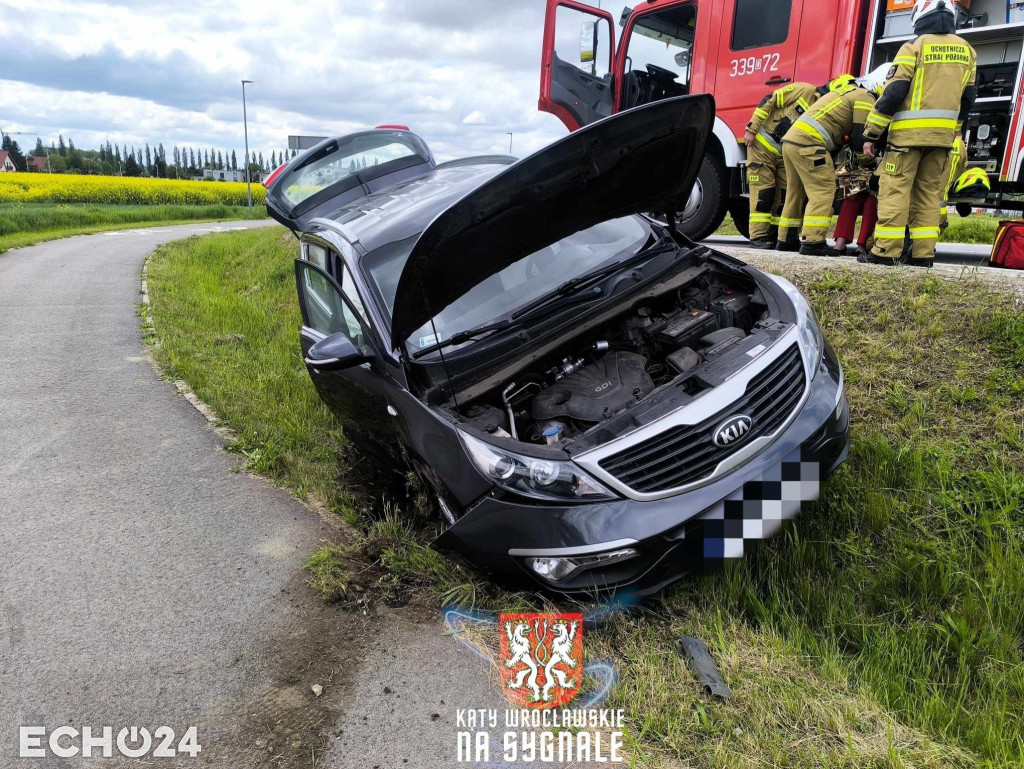 Wypadek pod Wrocławiem. Osobówka w rowie