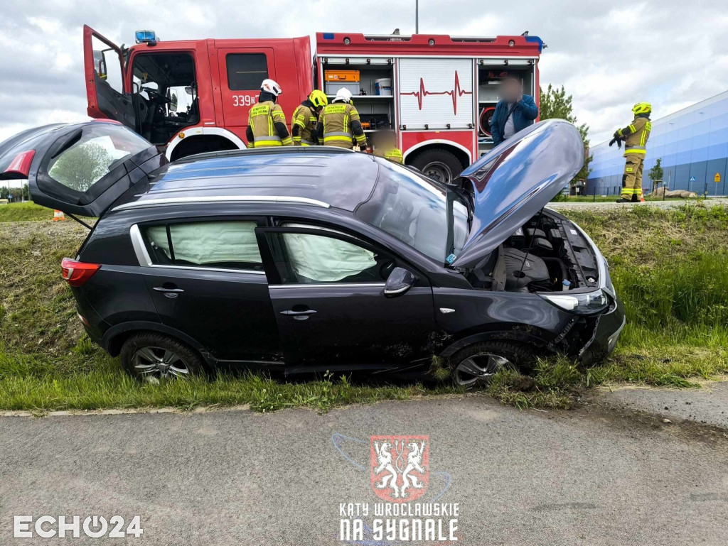 Wypadek pod Wrocławiem. Osobówka w rowie