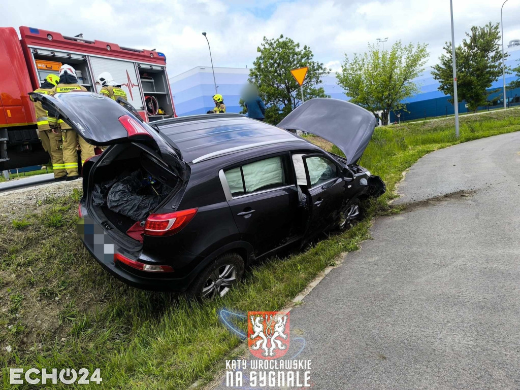 Wypadek pod Wrocławiem. Osobówka w rowie