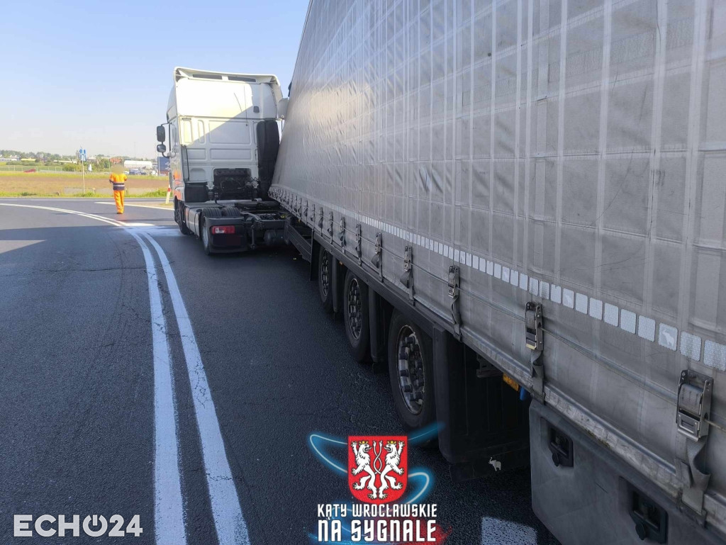 Utrudnienia na A4. Wypięta naczepa blokuje ruch
