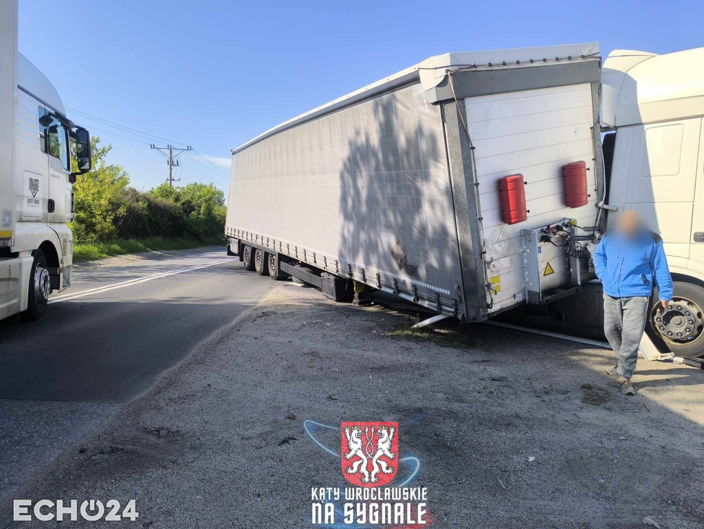 Utrudnienia na A4. Wypięta naczepa blokuje ruch