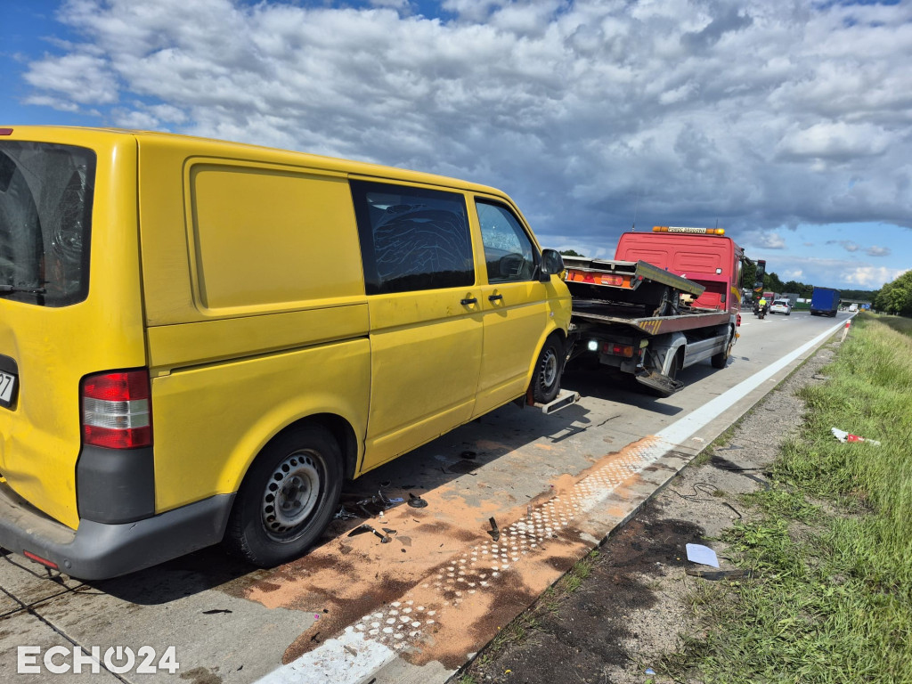 Bus uderzył w ciężarówkę na A4