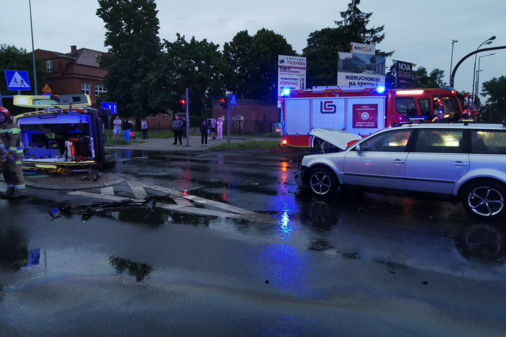 Wypadek z udziałem karetki w Legnicy