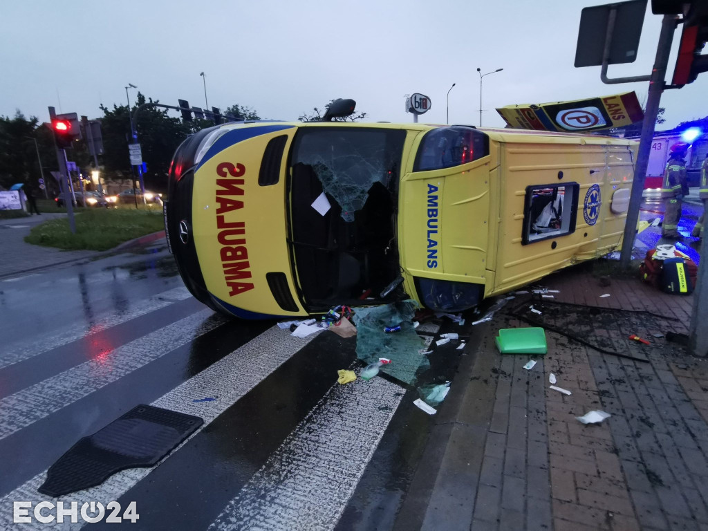 Wypadek z udziałem karetki w Legnicy