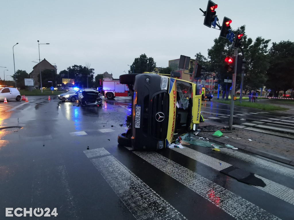 Wypadek z udziałem karetki w Legnicy