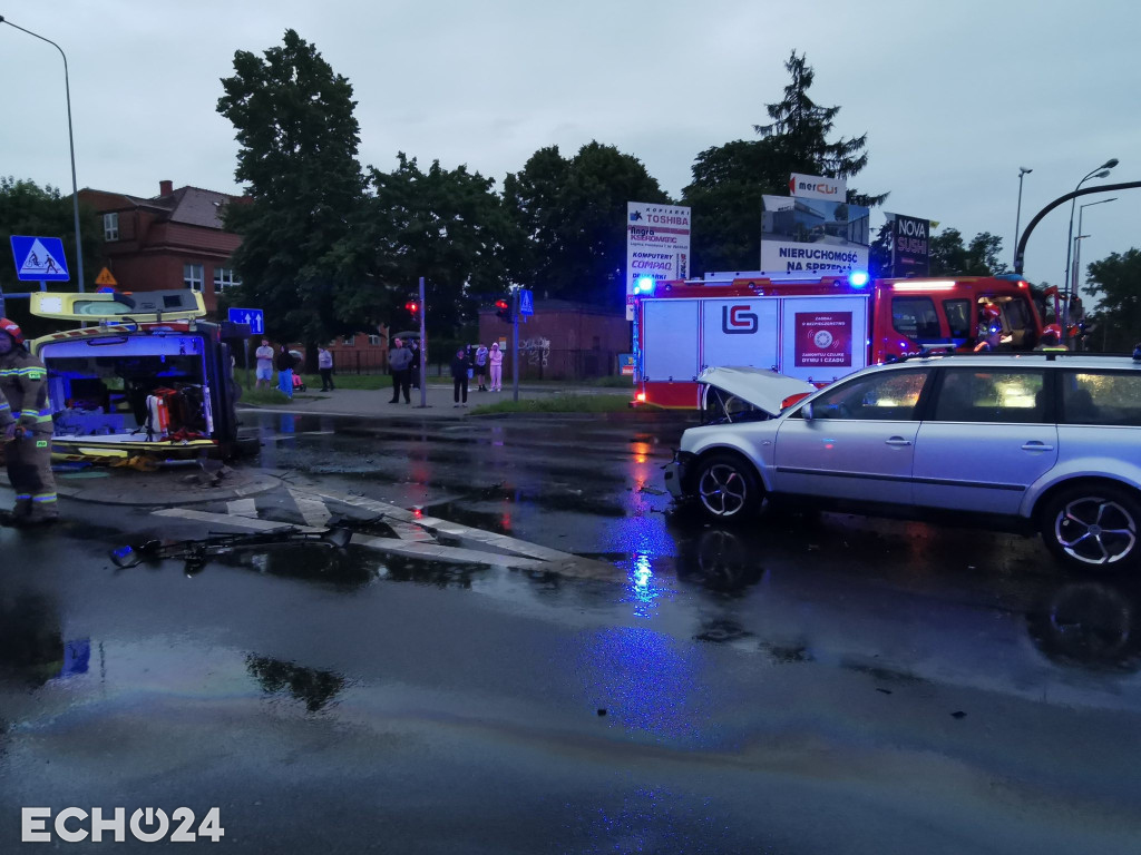 Wypadek z udziałem karetki w Legnicy