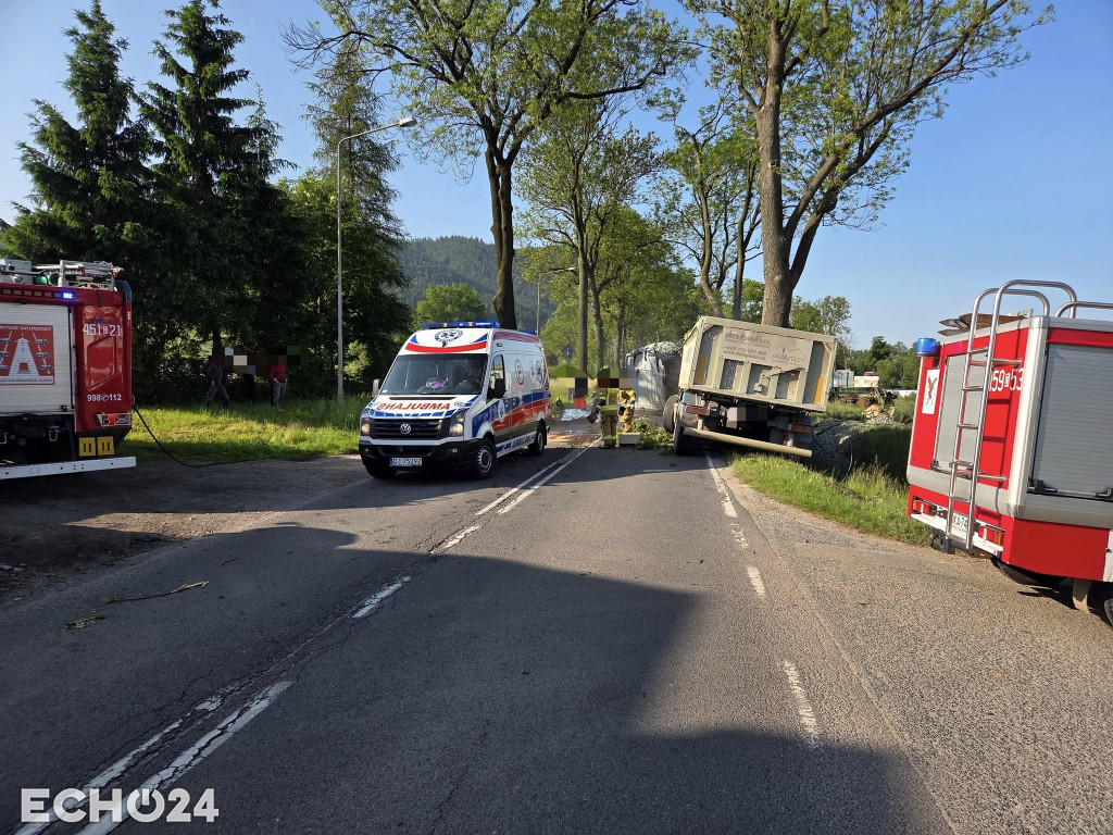 Ciężarówka uderzyła w drzewo, trasa zablokowana
