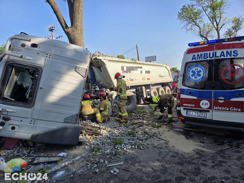 Ciężarówka uderzyła w drzewo, trasa zablokowana