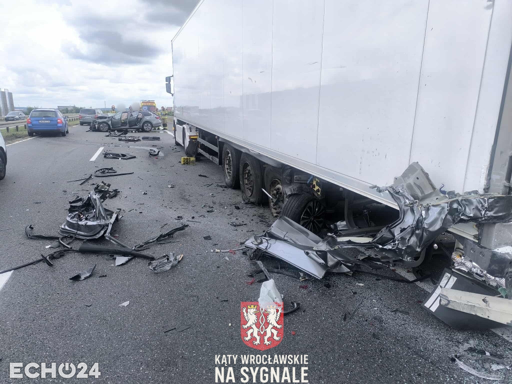 Wypadek na S8. Auto osobowe uderzyło w ciężarówkę