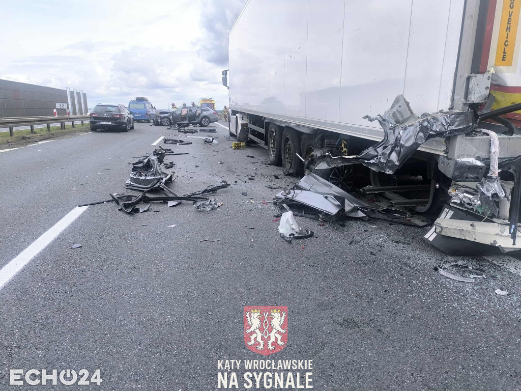 Wypadek na S8. Auto osobowe uderzyło w ciężarówkę