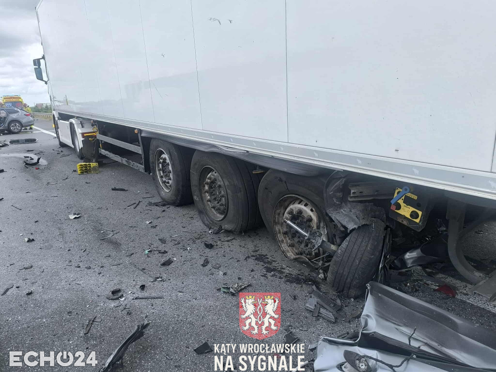 Wypadek na S8. Auto osobowe uderzyło w ciężarówkę