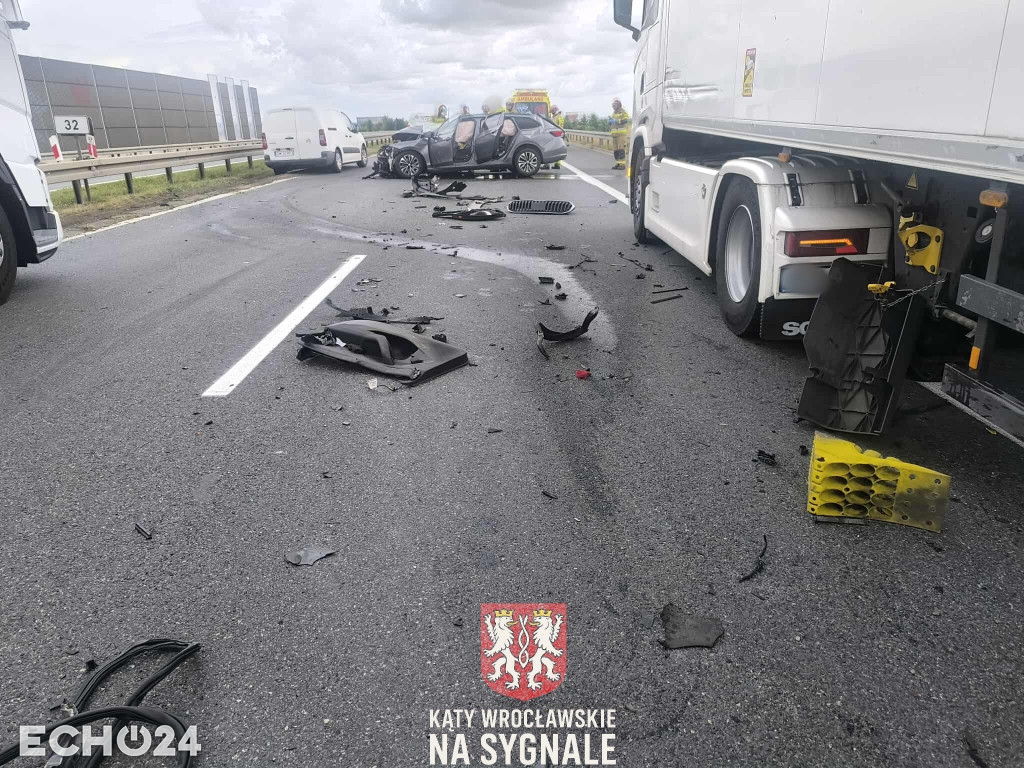 Wypadek na S8. Auto osobowe uderzyło w ciężarówkę