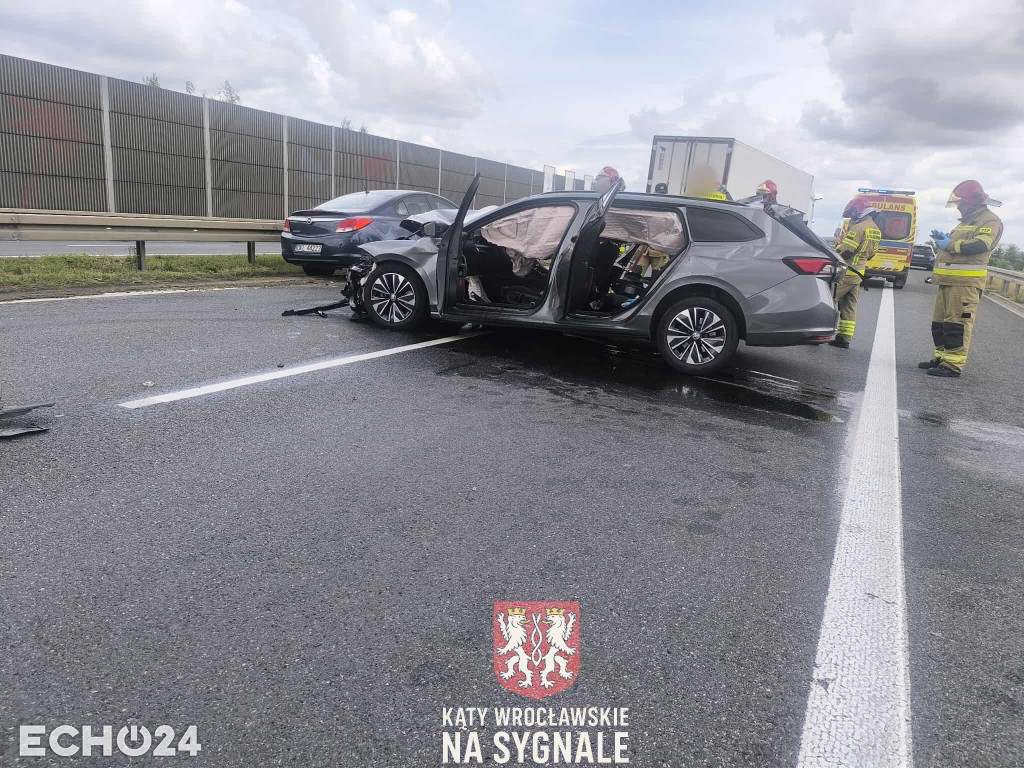 Wypadek na S8. Auto osobowe uderzyło w ciężarówkę