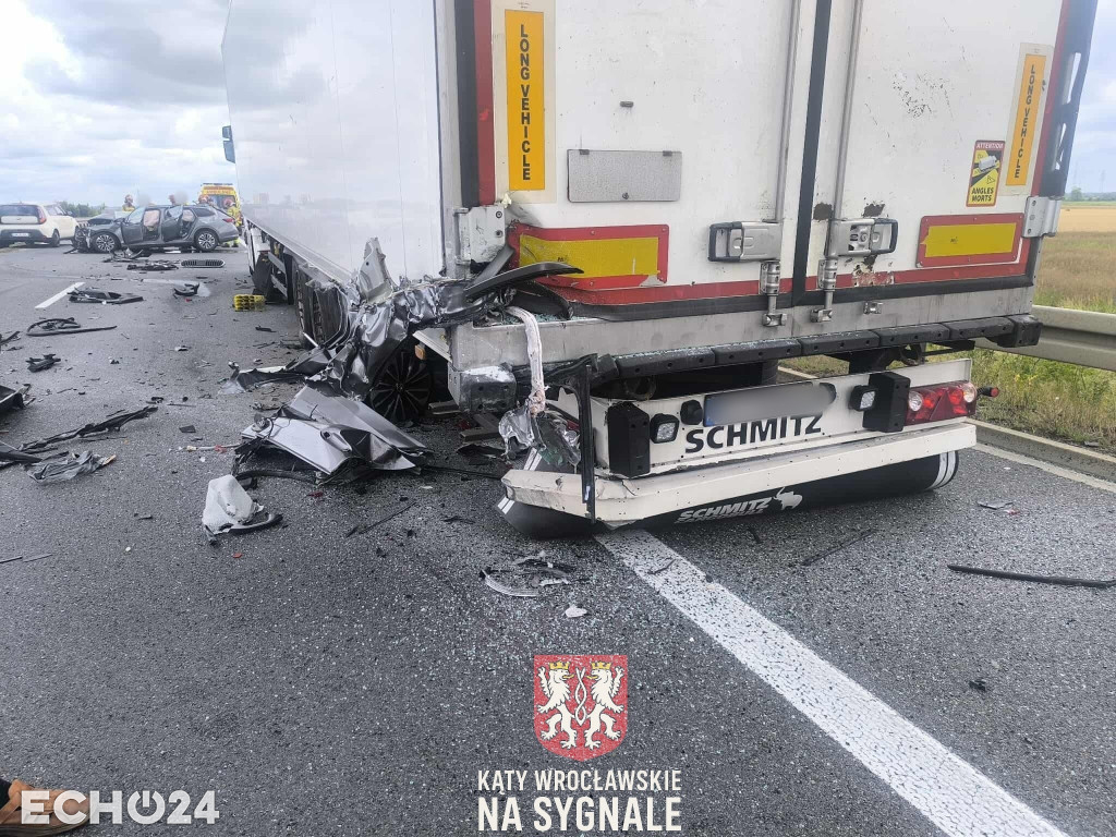 Wypadek na S8. Auto osobowe uderzyło w ciężarówkę