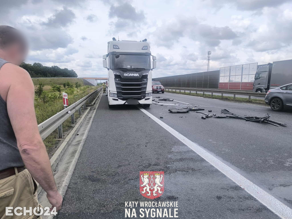 Wypadek na S8. Auto osobowe uderzyło w ciężarówkę