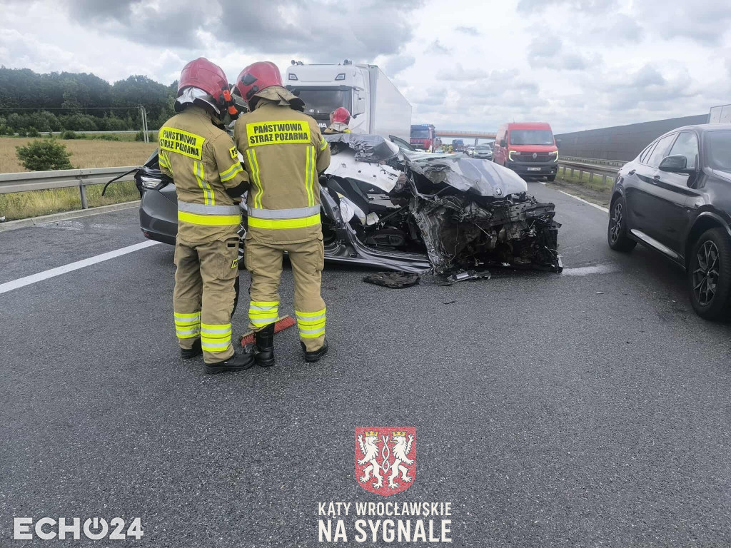 Wypadek na S8. Auto osobowe uderzyło w ciężarówkę