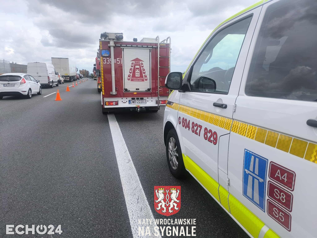 Wypadek na S8. Auto osobowe uderzyło w ciężarówkę