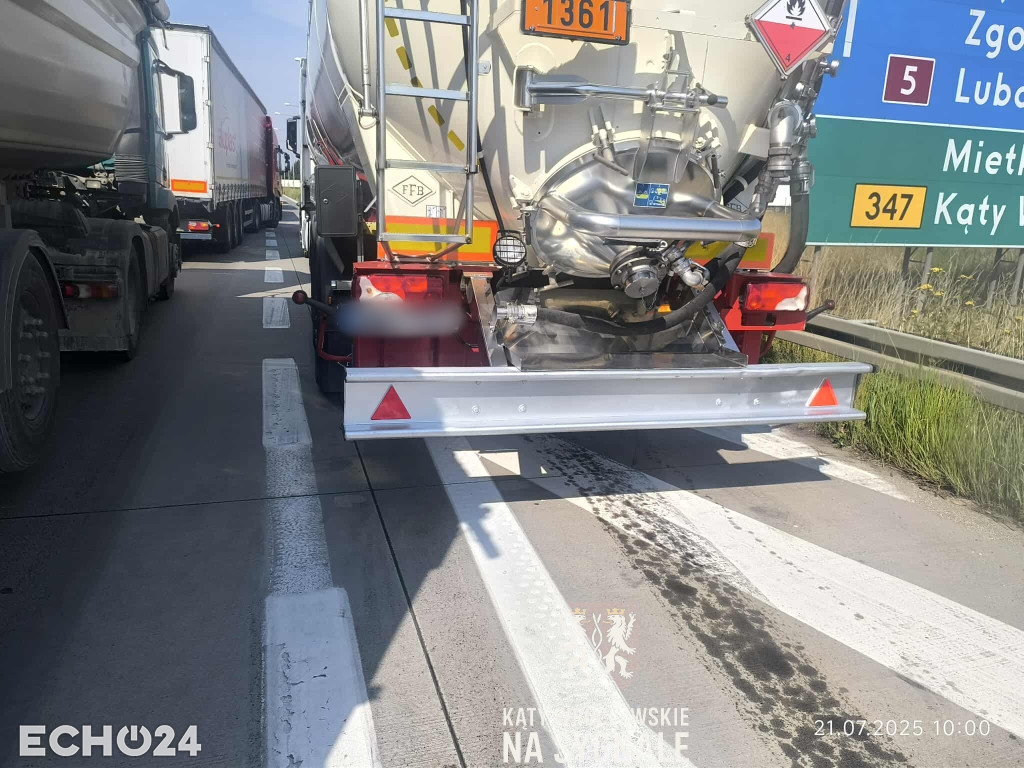 Plama oleju i kilkanaście kilometrów korka na A4