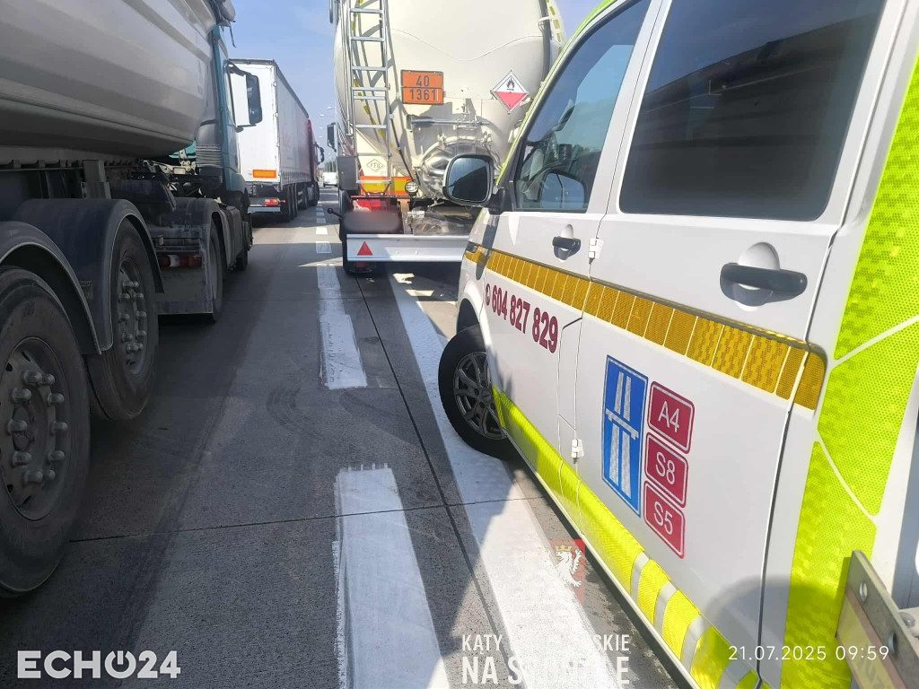 Plama oleju i kilkanaście kilometrów korka na A4