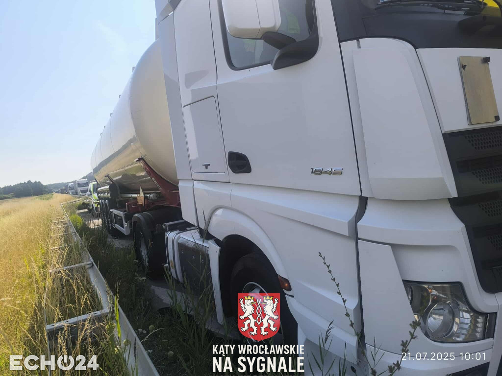 Plama oleju i kilkanaście kilometrów korka na A4