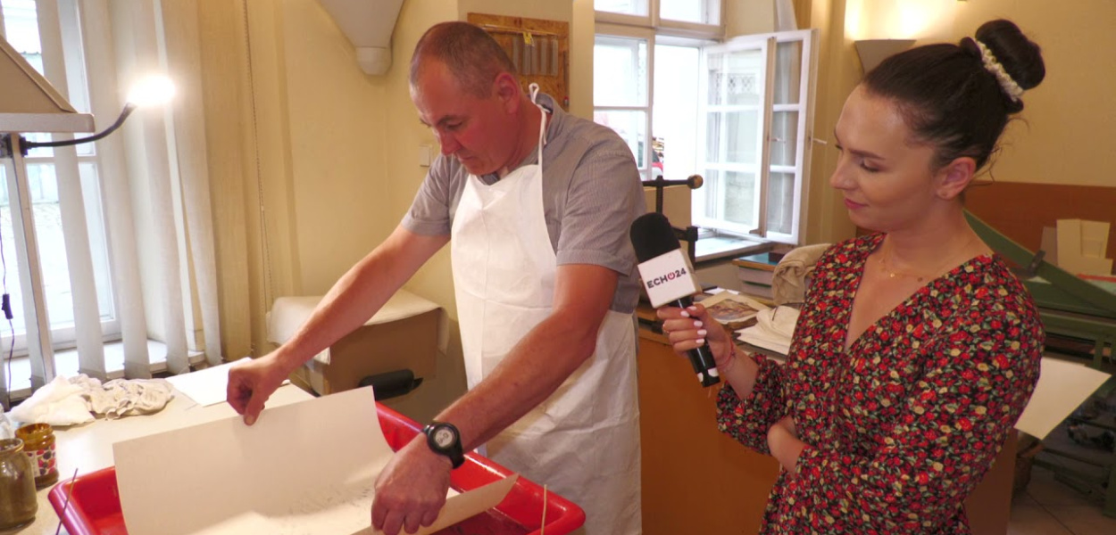 Marmur, który ląduje na książkach