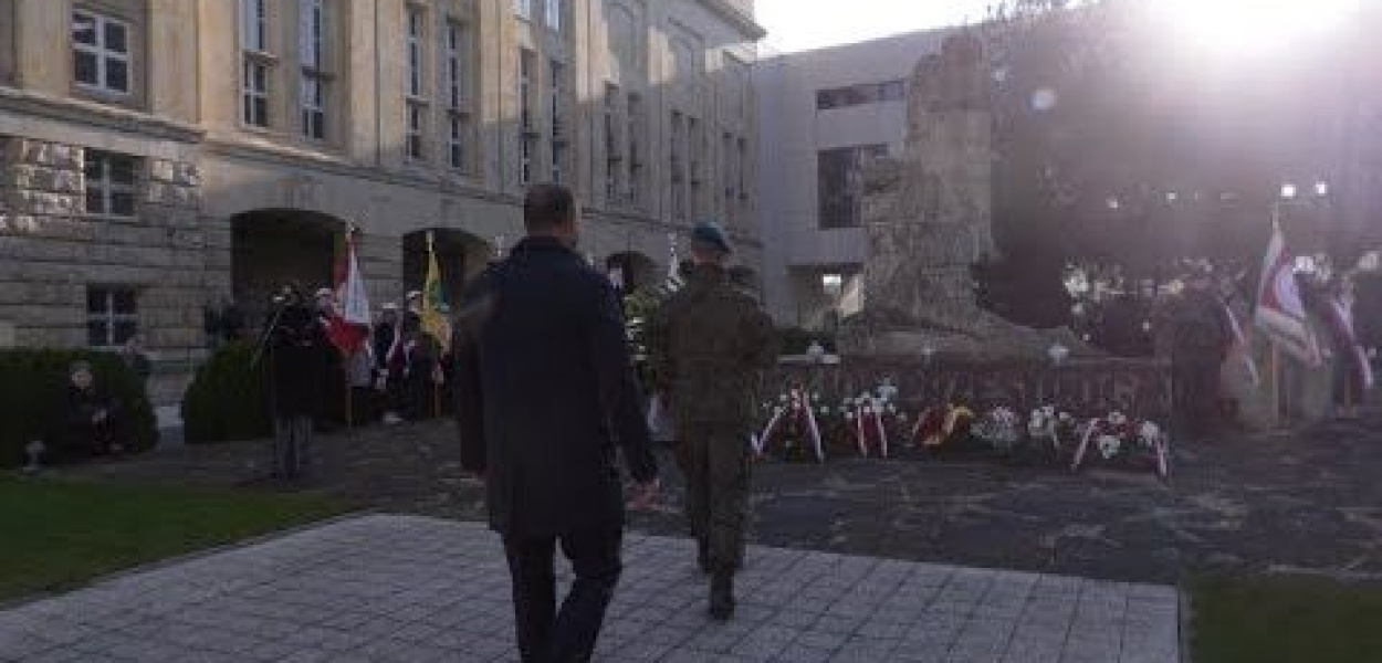  Święto Nauki we Wrocławiu. Rektorzy złożyli kwiaty pod pomnikiem…