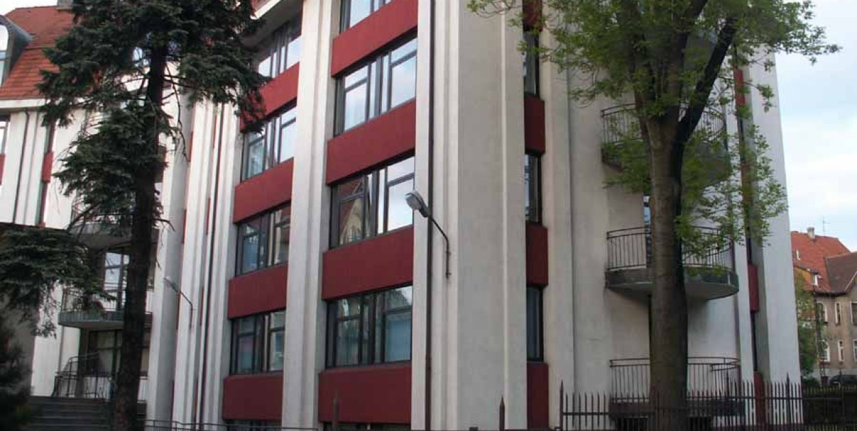 Jelenia Góra. Muzealna 9. Budynek Prokuratury widziany od tyłu z ul. Jana Matejki (Fot. polska-org.pl)
