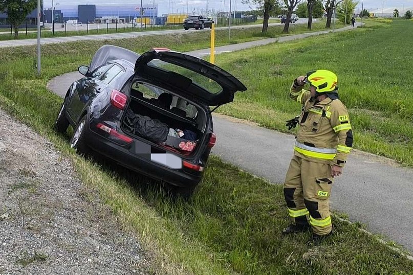 Wypadek pod Wrocławiem. Osobówka w rowie