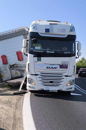 Utrudnienia na A4. Wypięta naczepa blokuje ruch-112
