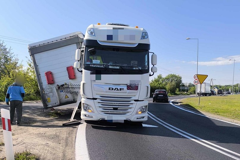 Utrudnienia na A4. Wypięta naczepa blokuje ruch