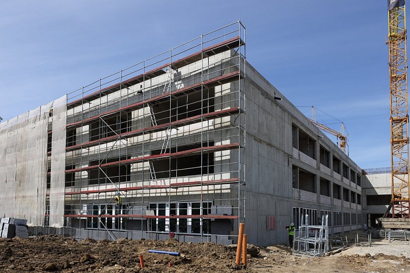 Najdroższa szkoła w mieście nabiera kształtów