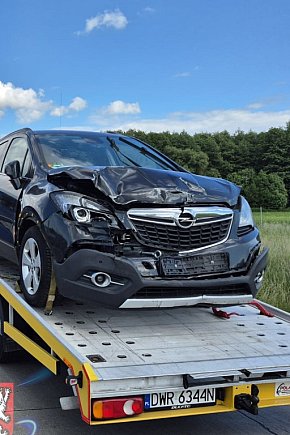 Bus uderzył w ciężarówkę na A4-141