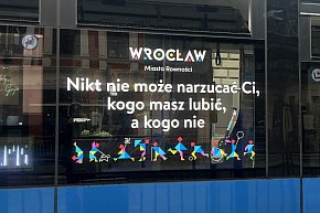 Ulica Wrocławia jeździ „Tramwaj Praw Dziecka”-151