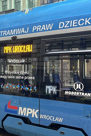 Ulica Wrocławia jeździ „Tramwaj Praw Dziecka”-151