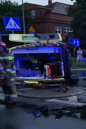 Wypadek z udziałem karetki w Legnicy-155