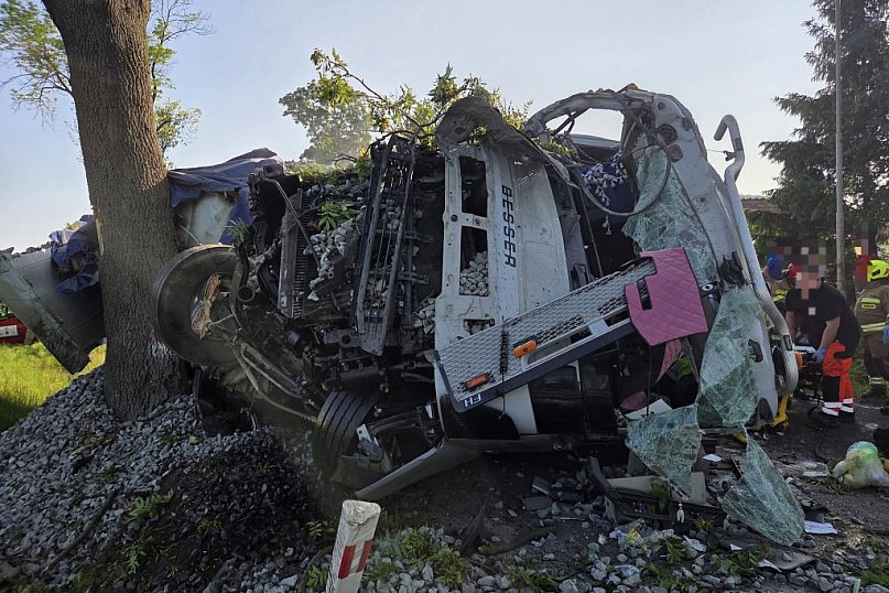 Ciężarówka uderzyła w drzewo, trasa zablokowana