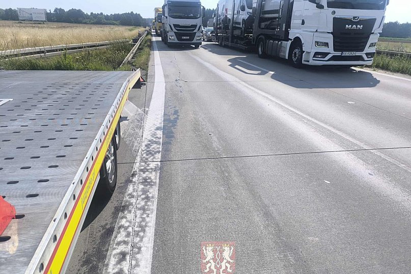 Plama oleju i kilkanaście kilometrów korka na A4