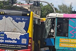 Zderzenie autobusu z tramwajem we Wrocławiu. 13 osób rannych-85092