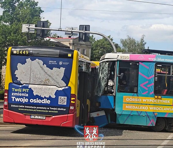 Zderzenie autobusu z tramwajem we Wrocławiu. 13 osób rannych-85092