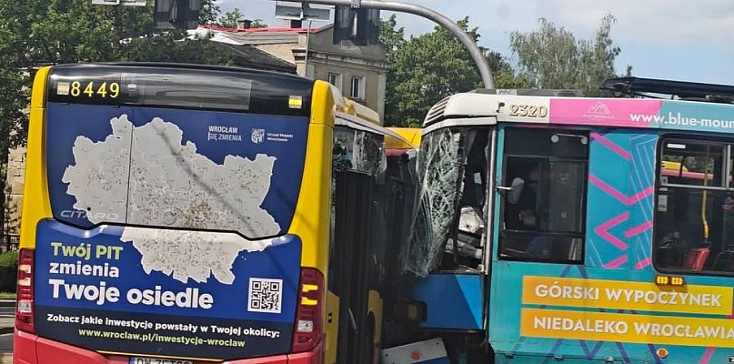 Zderzenie autobusu z tramwajem we Wrocławiu. 13 osób rannych - 85092