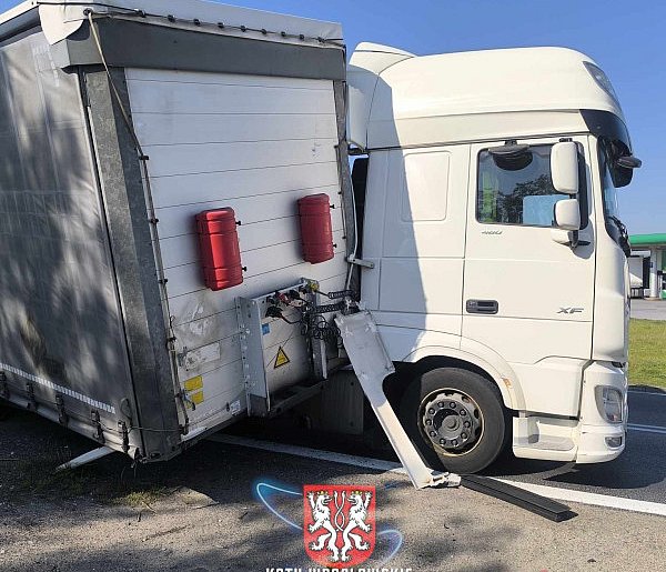 Utrudnienia na A4. Wypięta naczepa ciężarówki blokuje ruch-85198