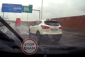O włos od groźnego wypadku na S5. Wszystko nagrała kamera-85451