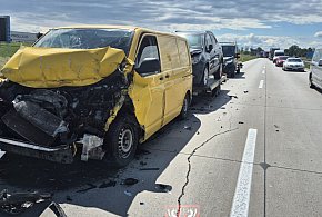 Bus uderzył w ciężarówkę. Możliwe utrudnienia na A4-85692