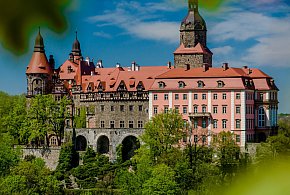 W Zamku Książ wystawa odtworzonych figurek porcelany-85975