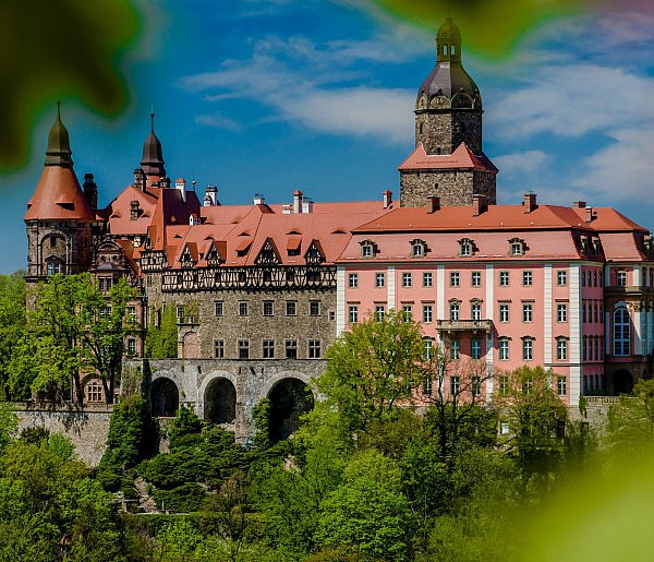W Zamku Książ wystawa odtworzonych figurek porcelany-85975