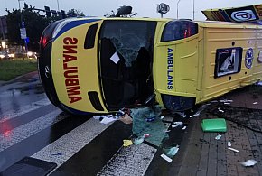 Wypadek z udziałem karetki w Legnicy. Pacjentka została poszkodowana-86016