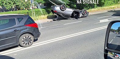 Dachowanie samochodu w Bielanach Wrocławskich. Utrudnienia w kier. Kłodzka-86532